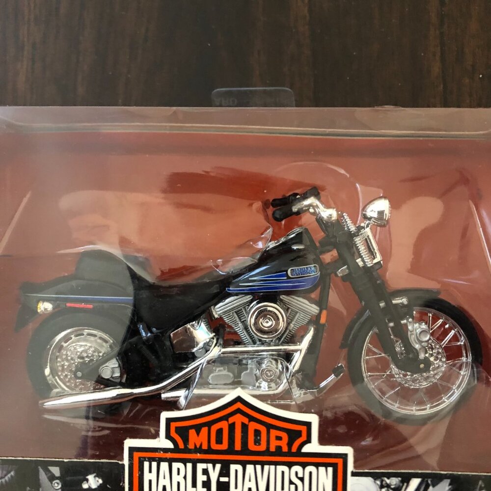 Harley Davidson 1/18 scale motorcycle